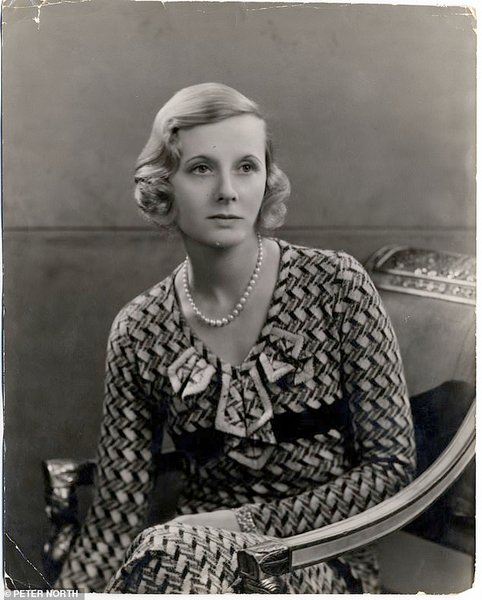 Дорис Каслросс, родственница, Кара Делевинь