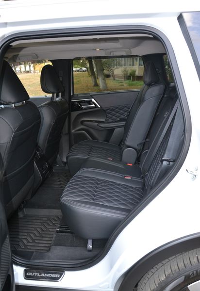 задние сиденья Mitsubishi Outlander, новый Mitsubishi Outlander, Mitsubishi Outlander 2024, кроссовер Mitsubishi