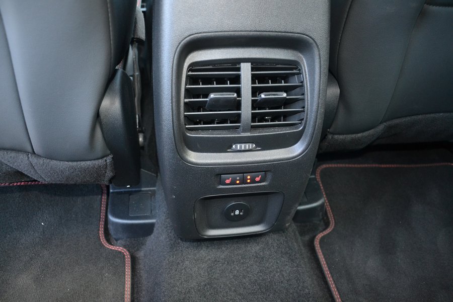 У задних пассажиров есть подогрев кресел, обдув и USB-порты