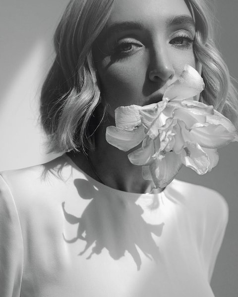 Елена Мандзюк с цветком в зубах