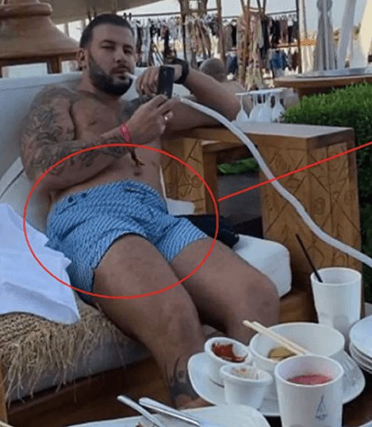 Джеймс Хардинг на отдыхе курит кальян