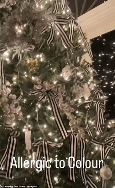 Кэтрин Зета-Джонс, мортиша аддамс, уэнсдей, уэнздей, рождество, рождественская елка