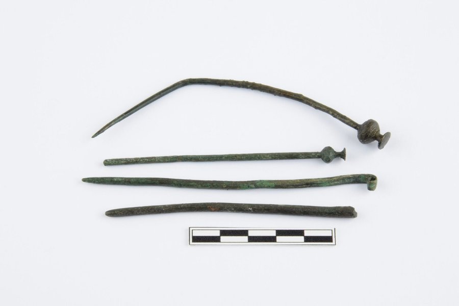 Готовые изделия, такие как топоры, иглы, браслет и нож, свидетельствуют о местном производстве