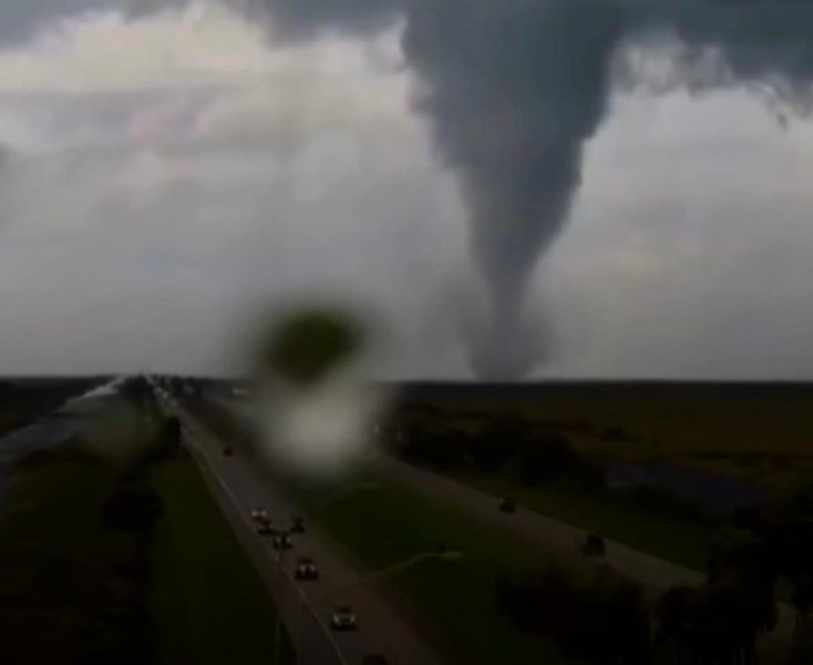 Пригоди серфінгіста, Чарлі Хайєк, ураган Мілтон, торнадо