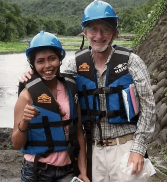 Сімейна пара, чоловік і дружина, вийшла заміж за 70-річного чоловіка, молода дівчина, шлюб, стосунки, познайомилися в мережі