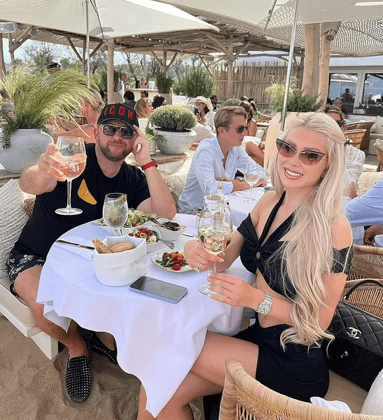 Британский миллиардер, стал банкротом, хвастался деньгами, хвастался богатством, строительный бизнес, конец роскошной жизни