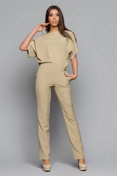 дівчина в комбінезоні