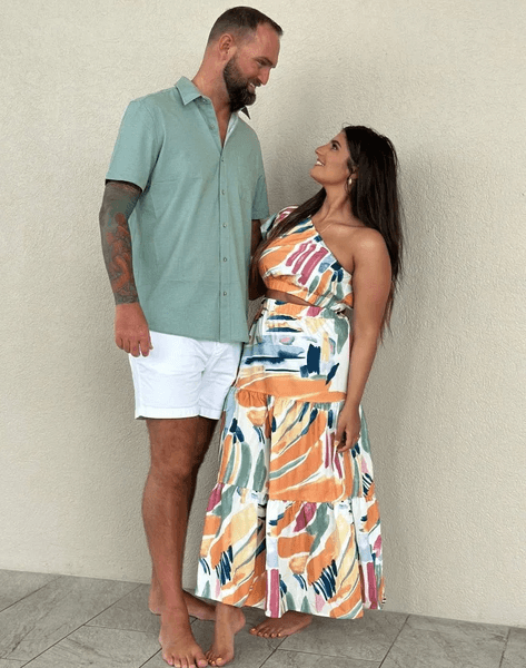 Любовната история на Рошин Али и Тайлър Шруп, които се събраха отново след 15 години Рошин Али в ярка рокля и Тайлър Шруп се споглеждат и се усмихват