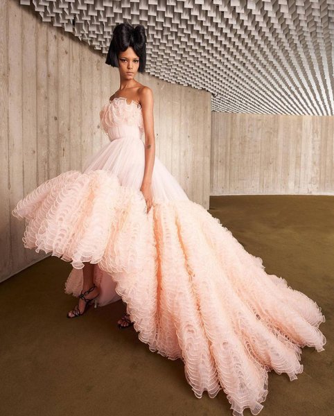 лили коллинз, эмили в париже, нетфликс, 3 сезон, платье Giambattista Valli