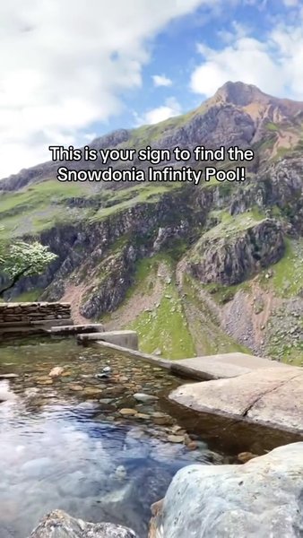 Открытие высоко в горах, группа туристов наткнулась на роскошный горный бассейн, интересное открытие