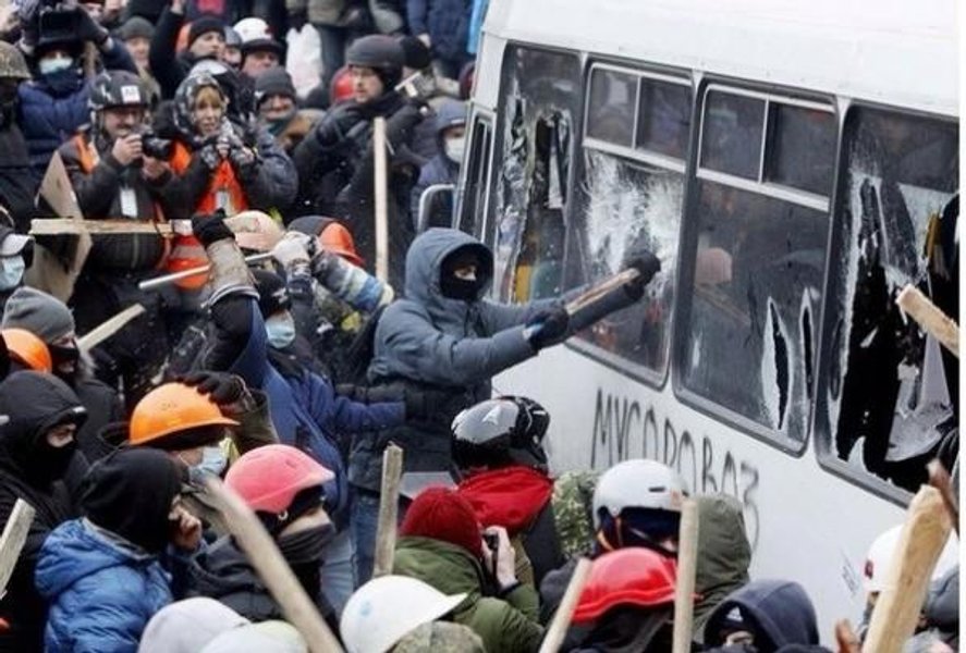19 января 2014 года. Крещение огнем. Летящие "коктейли Молотова", горящий автобус "Беркута" и грохот фейерверков — так реагируют на законы 16 января протестующие. В ответ получают струи слезоточивого газа, свето-шумовые гранаты и атаку водометов.