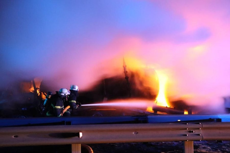 ДСНС ліквідували масштабну пожежу із трьома вантажівками в Київській області