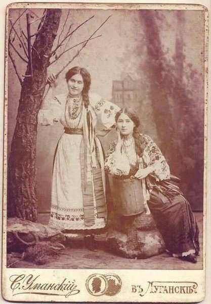 Луганск, вышиванки, архивное фото 