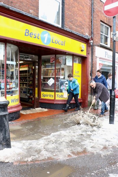 

"Петров" и "Баширов" заявили, что когда они прибыли поездом в Солсбери, их сбивал с ног снег, хотя на фотографиях местных газет люди передвигаются по своим делам без особых проблем
