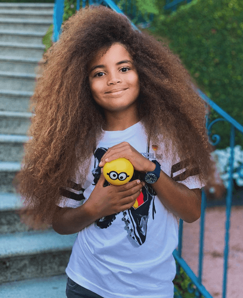 Хлопчик боїться стригти волосся, фобія стрижки, діагноз лікарів, довге волосся у хлопчика, хлопчик з косичками, виганяють зі школи