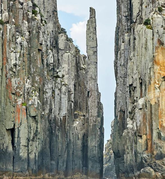 На австралійському острові знайшли двох чоловіків, які застрягли на скелі, як вони там опинилися