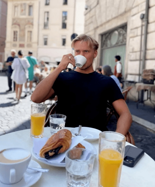 Винахідливий турист, хлопець відвідав 18 країн Винахідливий турист, хлопець відвідав 18 країн, жив у печерах, спав у наметі, доїв корови заради житла, фермерське життя, винахідливий турист