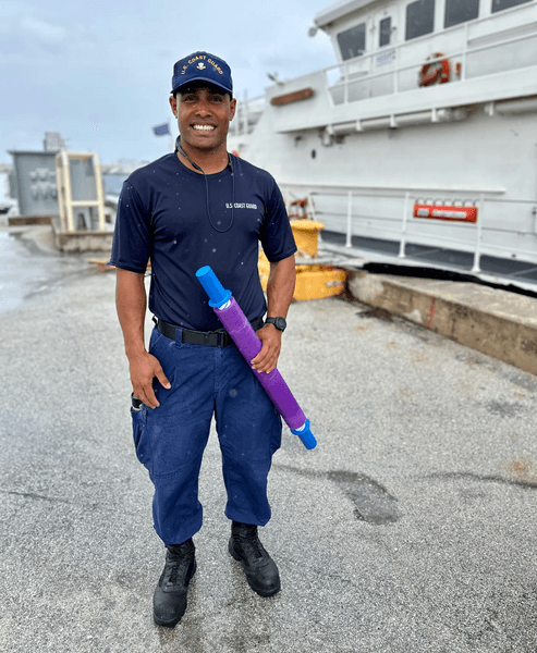 В США береговая охрана спасла рыбаков, военные США, рыбаки, необитаемый остров, кораблекрушение, спасательная операция, оказались родственниками