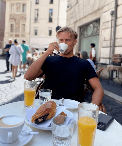 Находчивый турист, парень посетил 18 стран, жил в пещерах, спал в палатке, доил коровы ради жилья, фермерская жизнь, находчивый турист