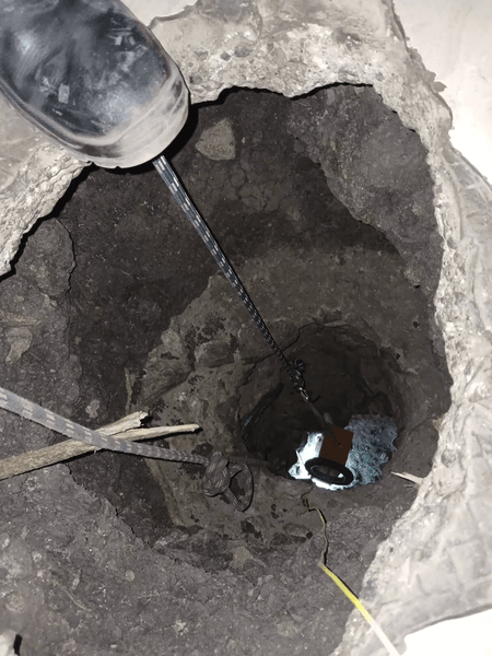 Туннель в спальне дома, шахта, платиновая шахта, незаконная добыча полезных ископаемых, туннель в доме, банда преступников