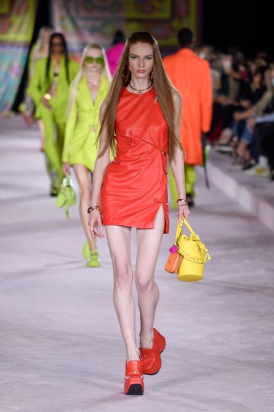 Versace, сумка ведро, женская сумка, модная сумка, модные тренды, тренды весна 2022