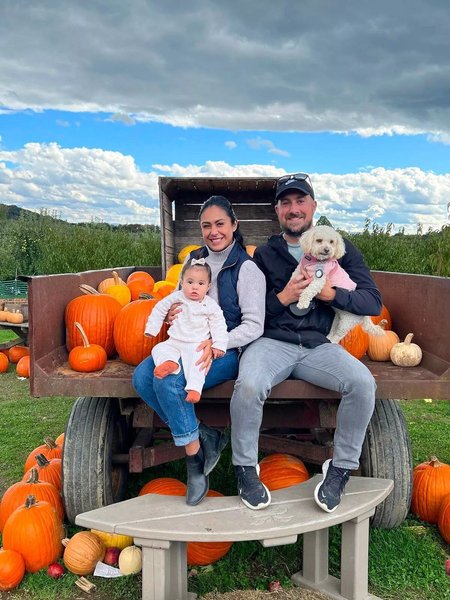 Женщина вышла замуж за незнакомца, уснул в чужом дома, полюбила незнакомца, пошла на вечеринку, спасала сестру, вызвала полицию