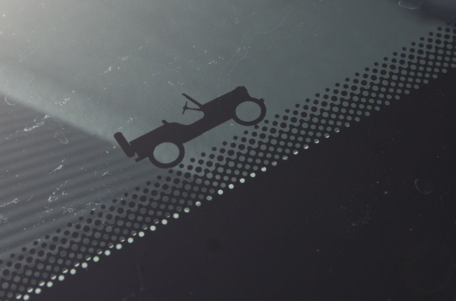 Изображение Willys Jeep на лобовом стекле