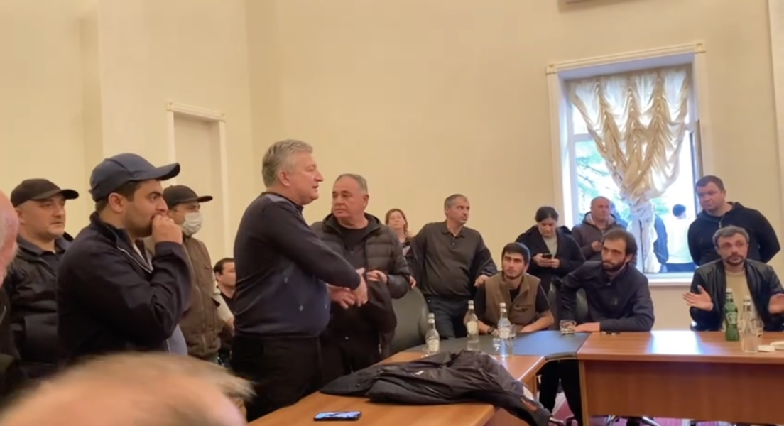 Мітингувальники в парламенті Абхазії в Сухумі Абхазія новини, Абхазія це, Абхазії, Абхазія протести, президент Абхазії, Абхазія війна, Абхазія зараз, Абхазія сьогодні, абхази, abkhazia, протести в Абхазії, що відбувається в Абхазії