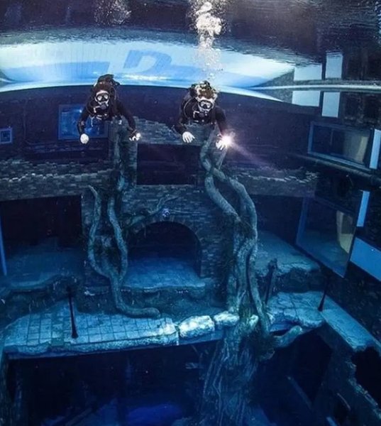 ОАЭ, бассейн, дайверы,