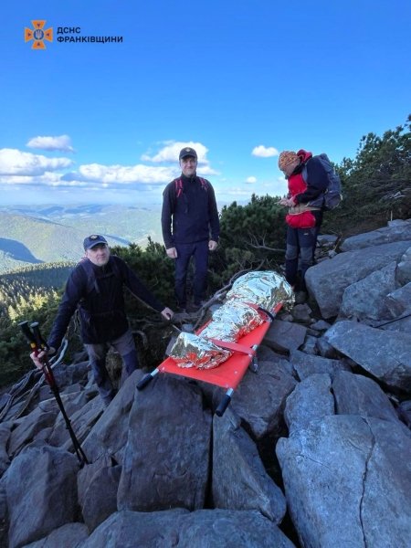 Порятунок туриста у Карпатах Карпати, Говерла, гора Говерла, підйом на Говерлу, туристи, туризм, гірський туризм, ДСНС, рятувальники
