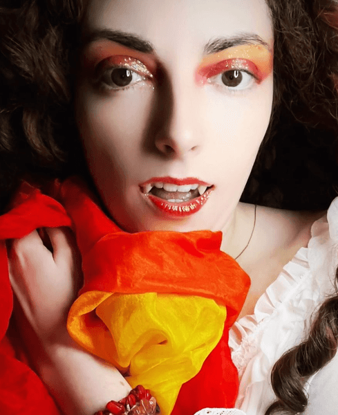 Женщина из США называет себя живым вампиром, но она не пьет кровь