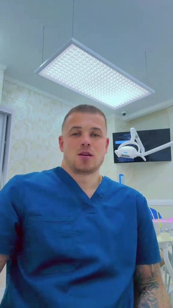 Стоматолог Юрій Ніколаєв в кабінеті