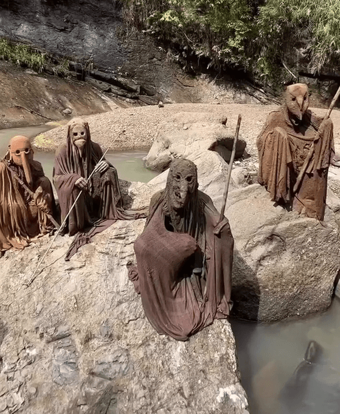 Плем'я з Папуа-Нової Гвінеї, плем'я Wii Towai, найнебезпечніше плем'я, охороняє священний водоспад, традиції племені, незвичайне вбрання