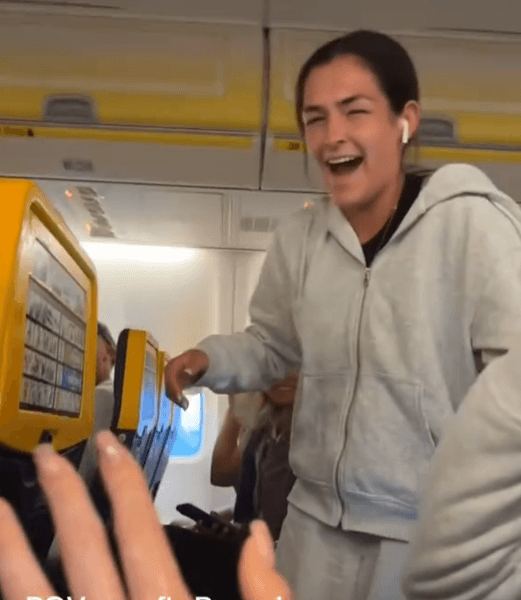 Пассажирка самолета намокла в салоне самолета после жесткой посадки