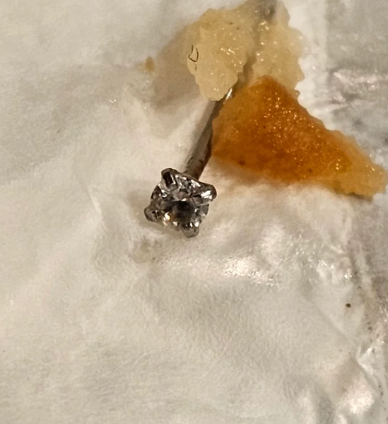 Чоловік знайшов у своїй страві прикрасу з блискучим камінцем, пірсинг у носі, ювелірний виріб у замовленні, курйози