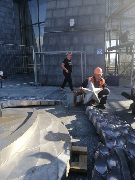 Демонтаж герба СРСР на щиті Батьківщини-матері в Києві