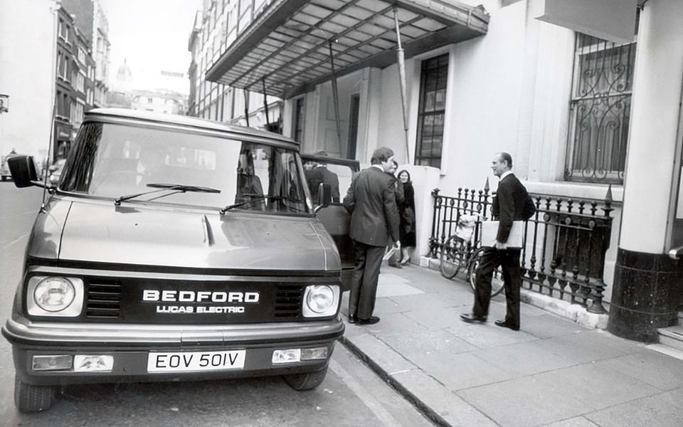 Декабрь 1981 года. Принц Филипп (крайний справа) и его электрический фургон Bedford Lucas Electric