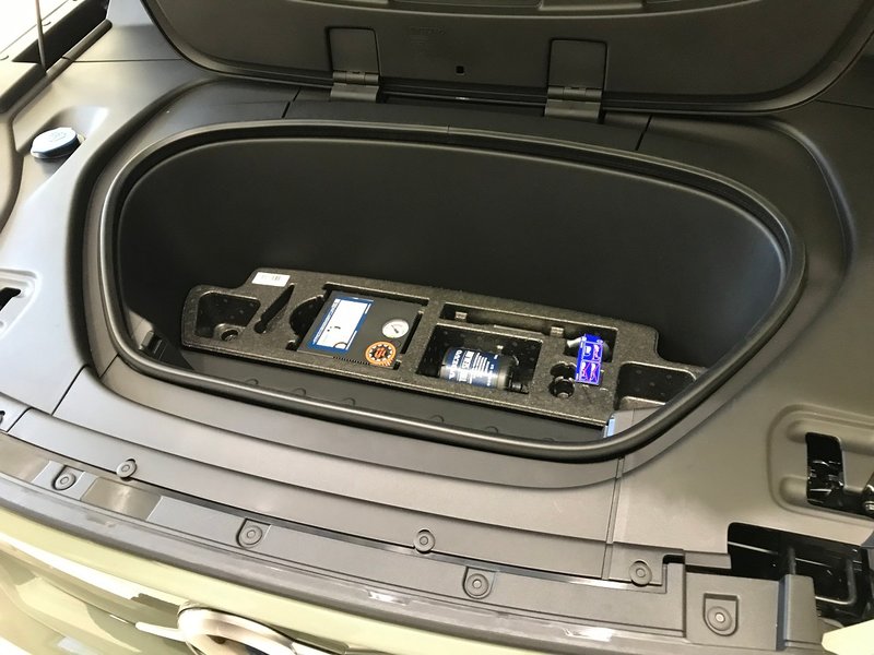 На відміну від інших XC40, електрична модифікація не має запасного колеса, тільки комплект для ремонту проколу