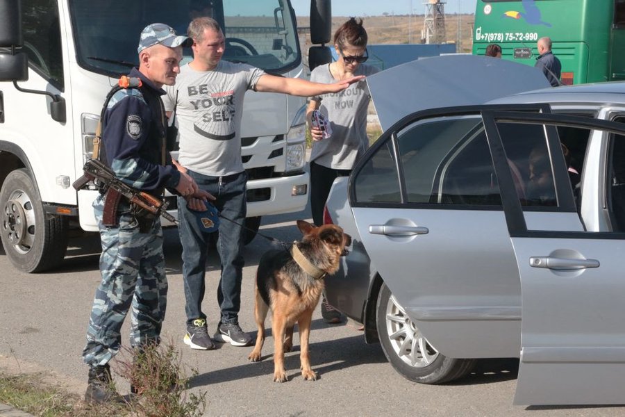 Черга на переправу та перевірка авто
