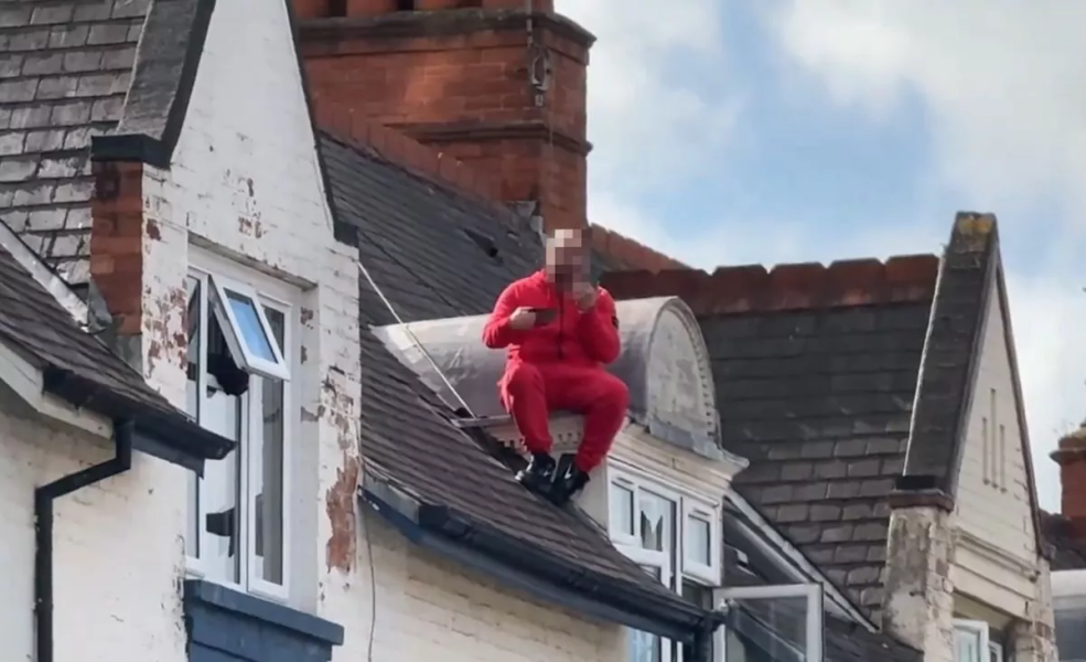 Чоловік 5 годин сидів на даху Чоловік 5 годин сидів на даху, кидав черепицю, завдавав шкоди квартирі, перекрили вулицю, заарештували чоловіка, опір арешту