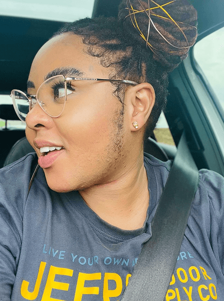 Жінка з бородою, волосся на обличчі, зовнішній вигляд, густа борода, бакенбарди, вуса, прийняла себе, люди знущалися, стандарт краси