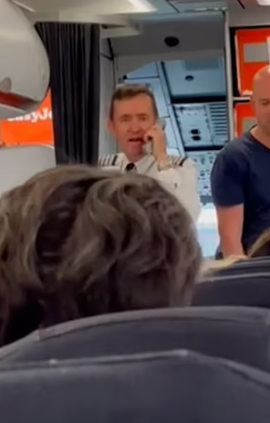 Курьезы в самолете, задержка рейса easyJet, пилот, капитан воздушного судна, скандал, Великобритания