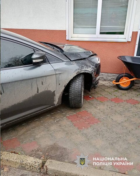 Повредена кола след три катастрофи В Черкаска област един шофьор е участвал в три последователни катастрофи.