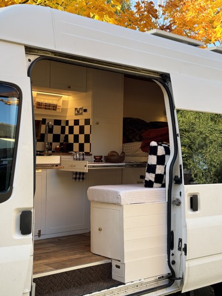 Супруги сделали из фургона уютный дом на колесах, не имея никакого опыта