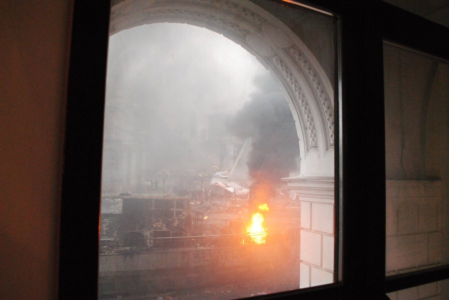 Группа правоохранителей у стен Консерватории / Фото: Михаил Багинский