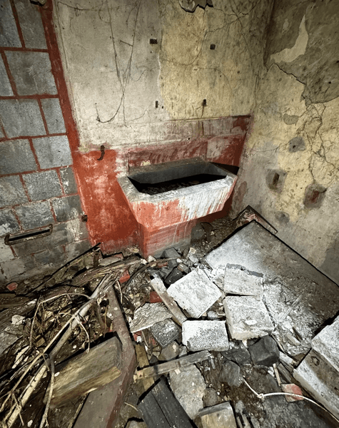 Старая раковина и обломки внутри секретного бункера времён войны в Норвегии