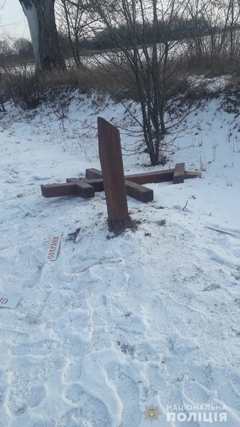вандали зламали хрест