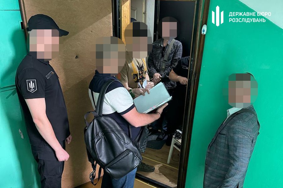 ДБР вручило підозру, прийшовши додому до фігуранта з НАБУ