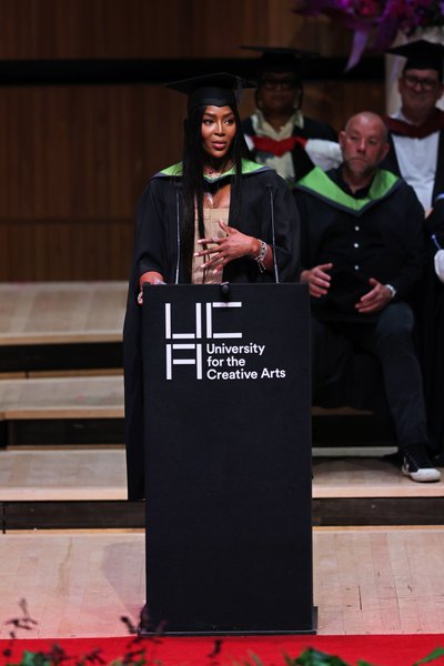 Наоми Кэмпбелл, доктор наук, супермодель, докторская степень