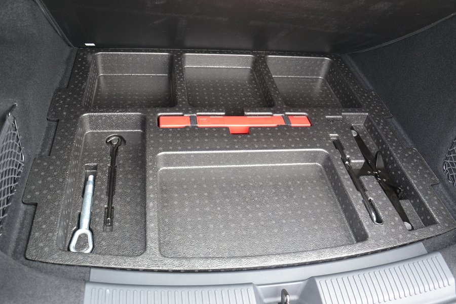 Под полом установили органайзер для мелких вещей